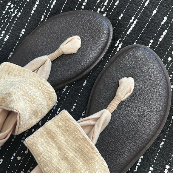 Sanuk yoga mat sandal, size 10, tan sequence, dark brown sole - Picture 4 of 4